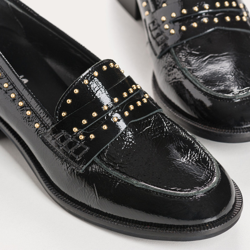 Varnished leather college moccasins with golden nails