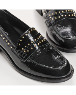 Varnished leather college moccasins with golden nails