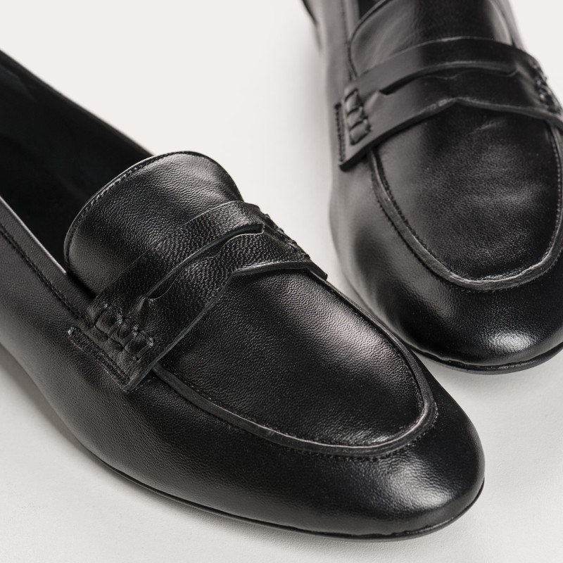 Black Leather Round Tips Moccasins