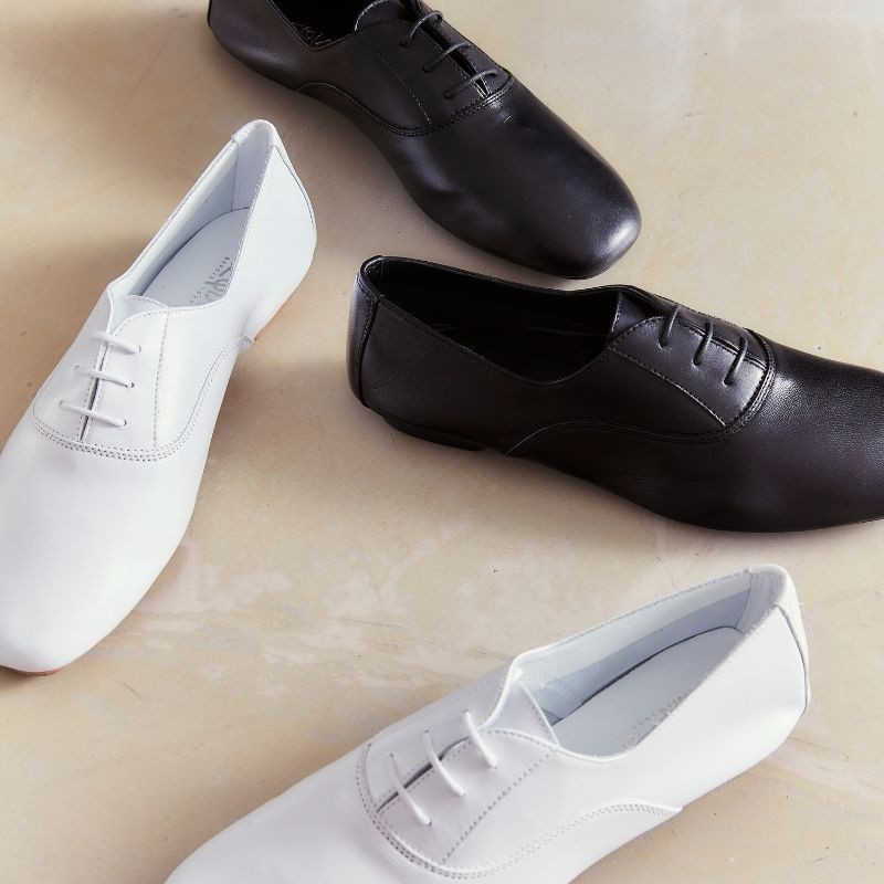 Deck leather flat woman with laces tone on tone