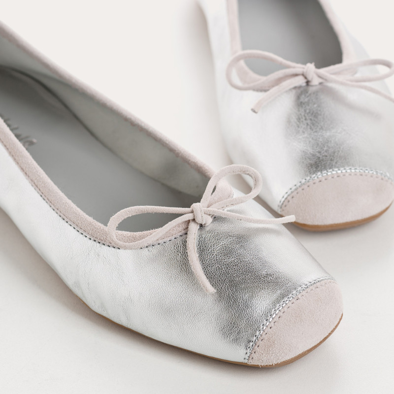 Flat ballerinas with metallic leather knot