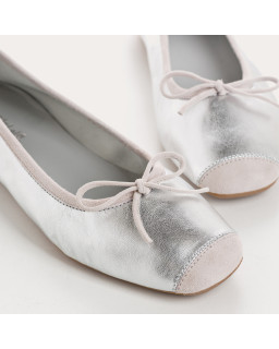 Flat ballerinas with metallic leather knot