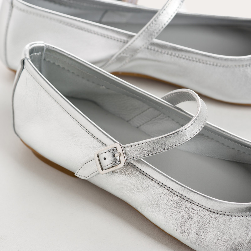 Mary Janes made of metallic leather with bridles and golden loops or silver