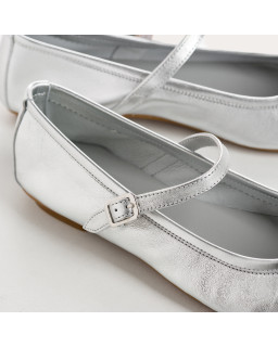 Babies en cuir métallisé avec brides et boucles dorées ou argentées