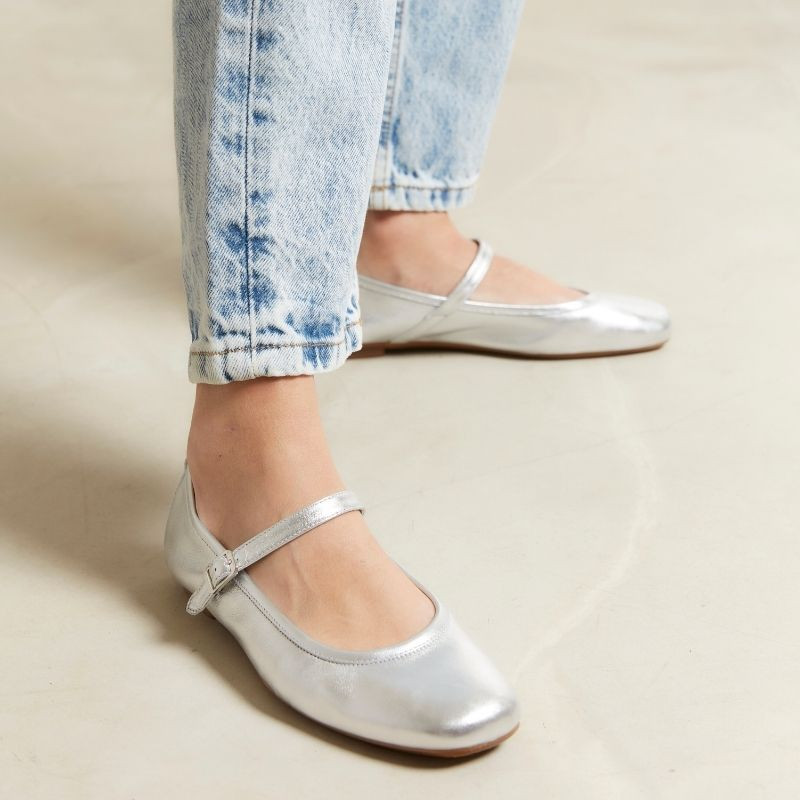 Mary Janes made of metallic leather with bridles and golden loops or silver