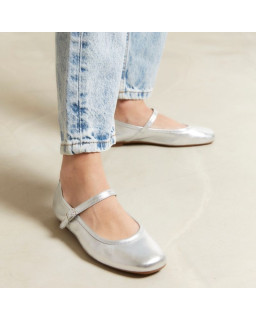 Mary Janes made of metallic leather with bridles and golden loops or silver