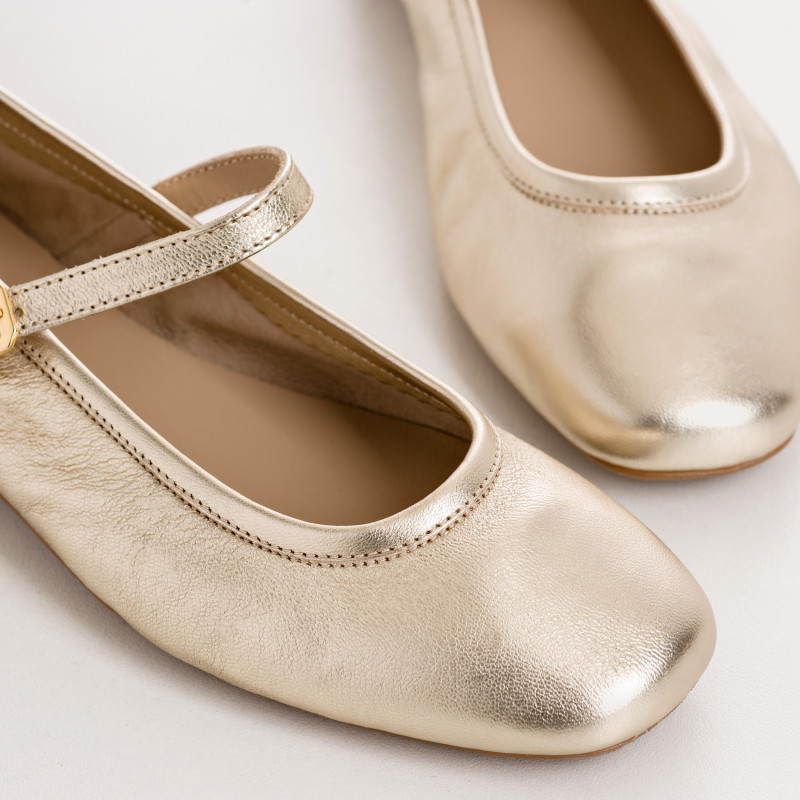 Mary Janes made of metallic leather with bridles and golden loops or silver