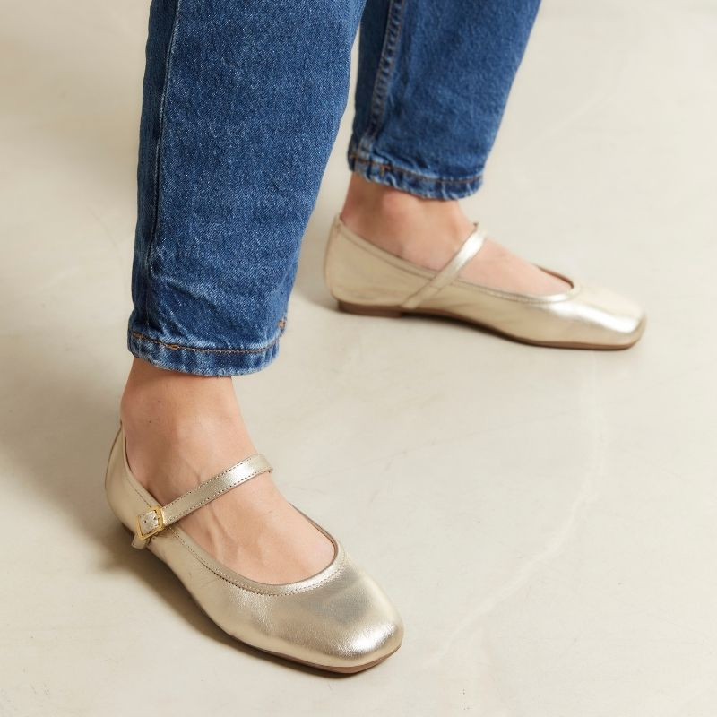 Mary Janes made of metallic leather with bridles and golden loops or silver