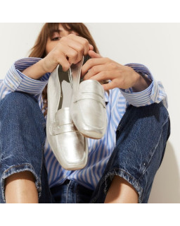 College moccasins in platinum metal leather with square butt