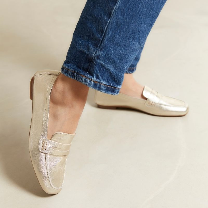 College moccasins in platinum metal leather with square butt