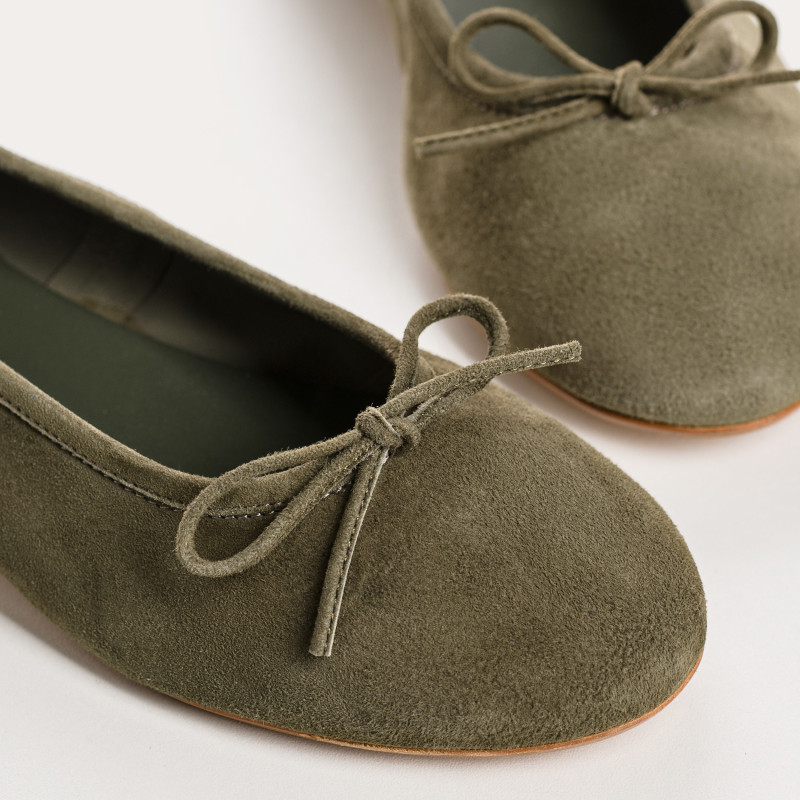 Flat ballerinas with suede knot with rounded butt