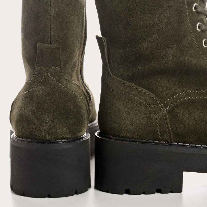 Velvet leather laces boots with interior zip and rubber sole