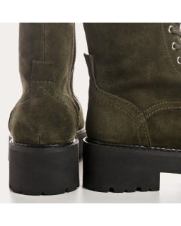 Boots à lacets en cuir velours avec zip intérieur et semelle en gomme