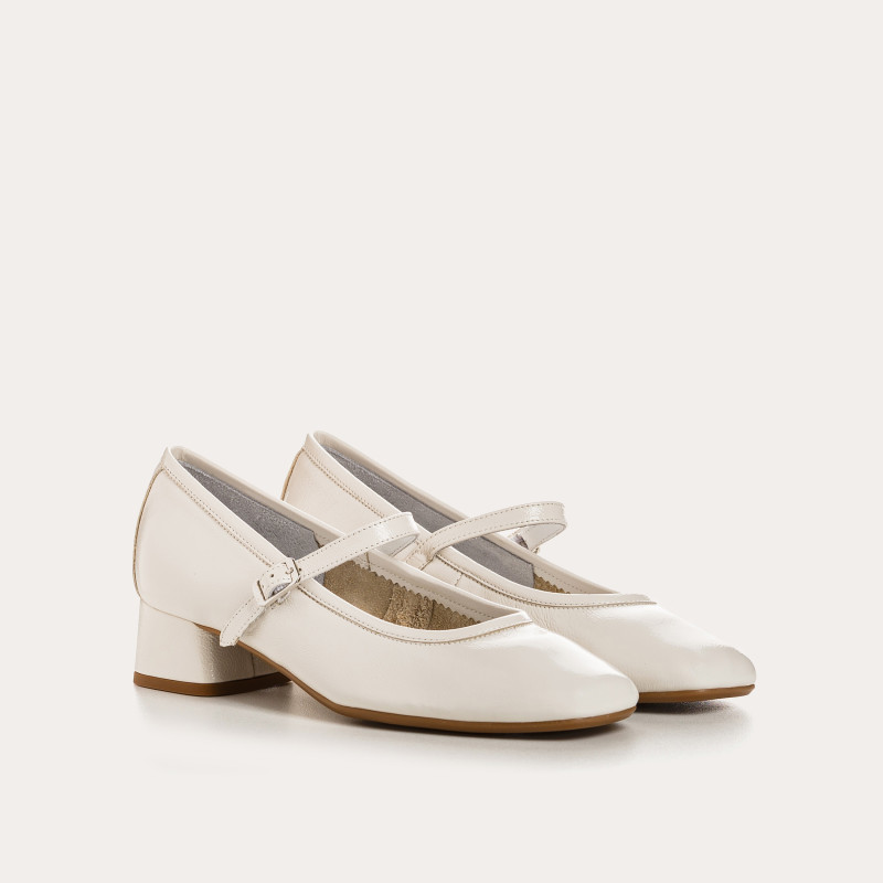 Mary Janes with mid-high heels varnished with golden or silver buckle
