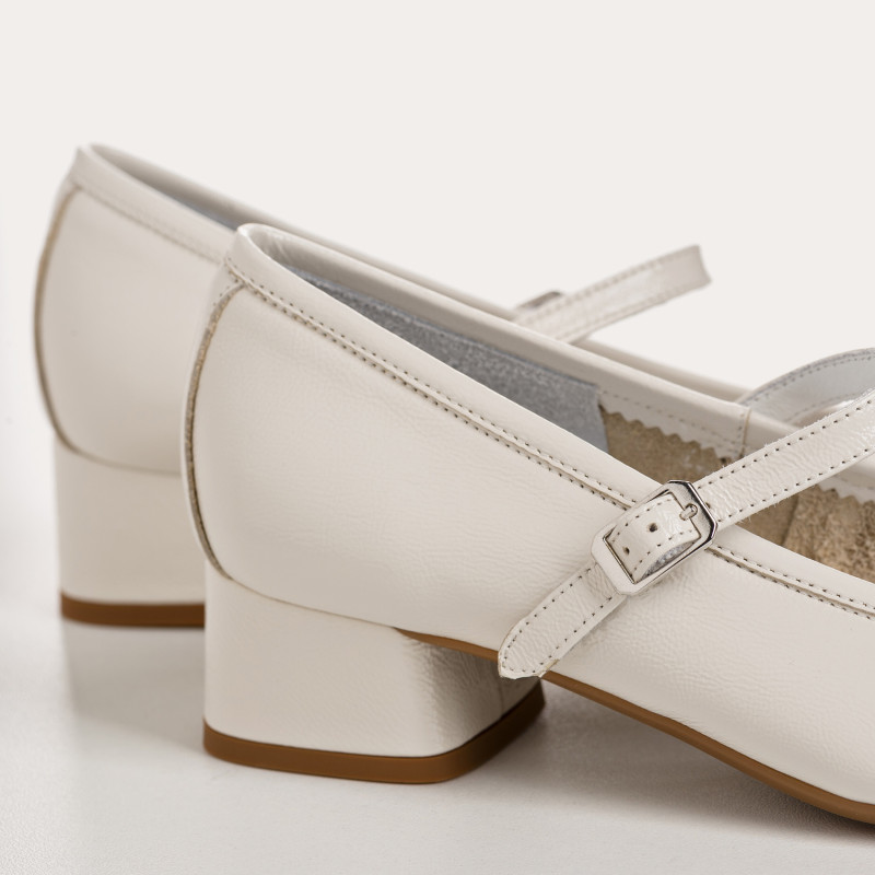 Mary Janes with mid-high heels varnished with golden or silver buckle