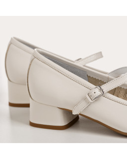 Mary Janes with mid-high heels varnished with golden or silver buckle