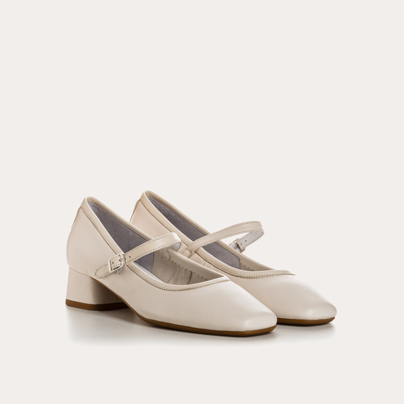 Smooth leather butler babies with golden buckle