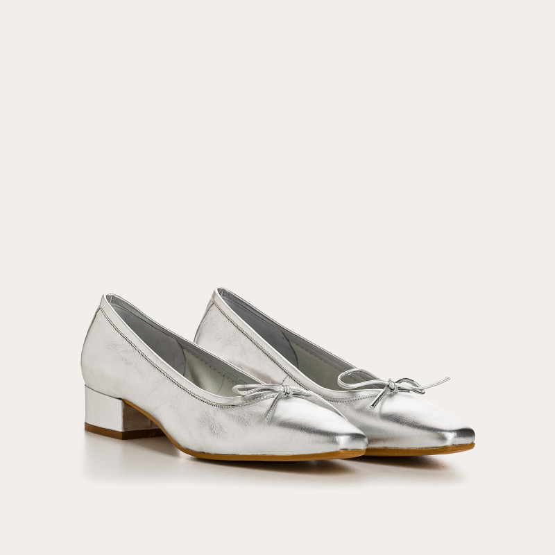 Ballerinas with leather heels