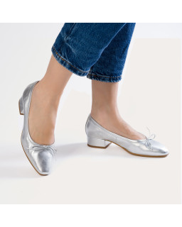 Ballerinas with leather heels