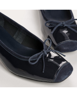 Ballerines à talons en cuir vernis avec renfort en velours et nœud