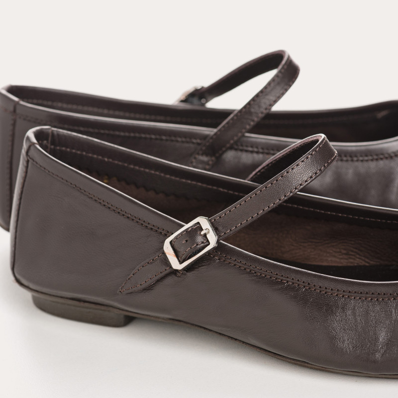 MARY JANES Honor in leather with elegant flanges