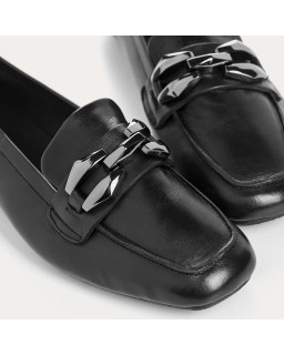 Mocassins Hilarie en cuir noir avec bijou argenté | Reqins