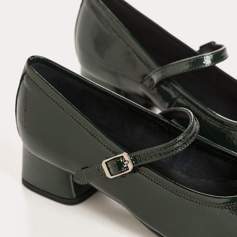 Mary Janes with mid-high heels varnished with golden or silver buckle