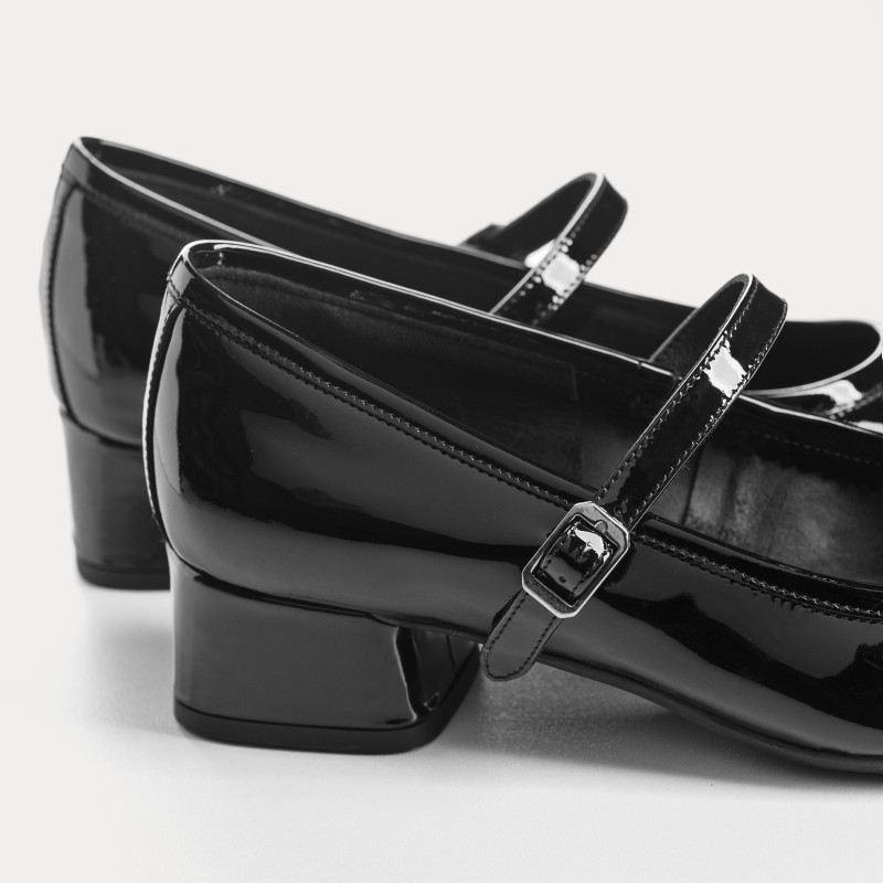 Babies with polished leather heels with silver buckle