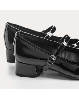 Babies with polished leather heels with silver buckle