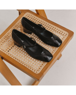 Mary Janes with mid-high heels varnished with golden or silver buckle