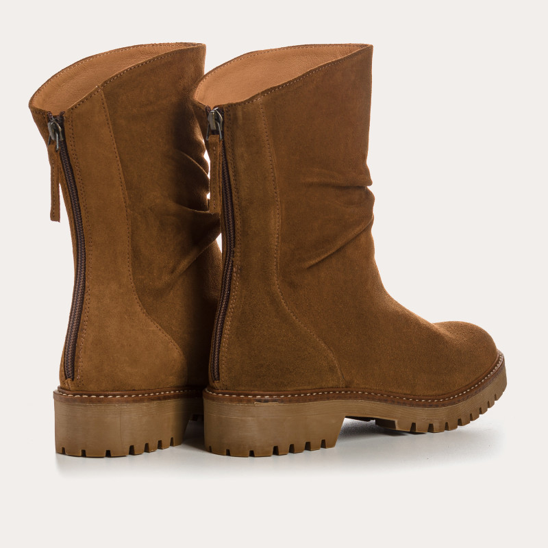 Velvet leather boots with notched soles with rear zip