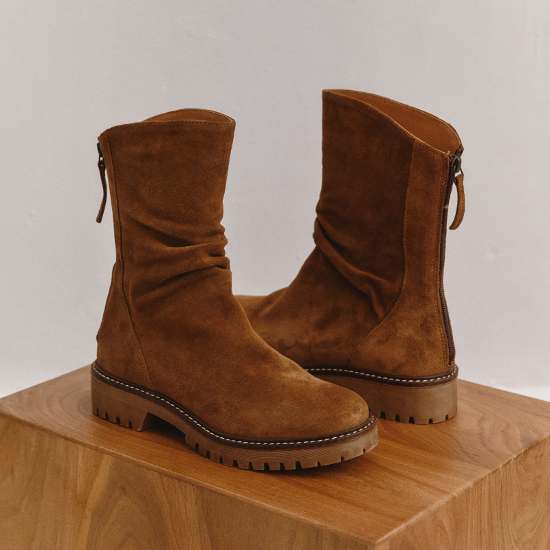 Velvet leather boots with notched soles with rear zip