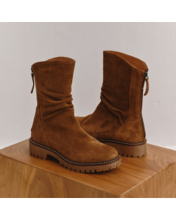 Boots en cuir velours à semelles crantées avec zip arrière