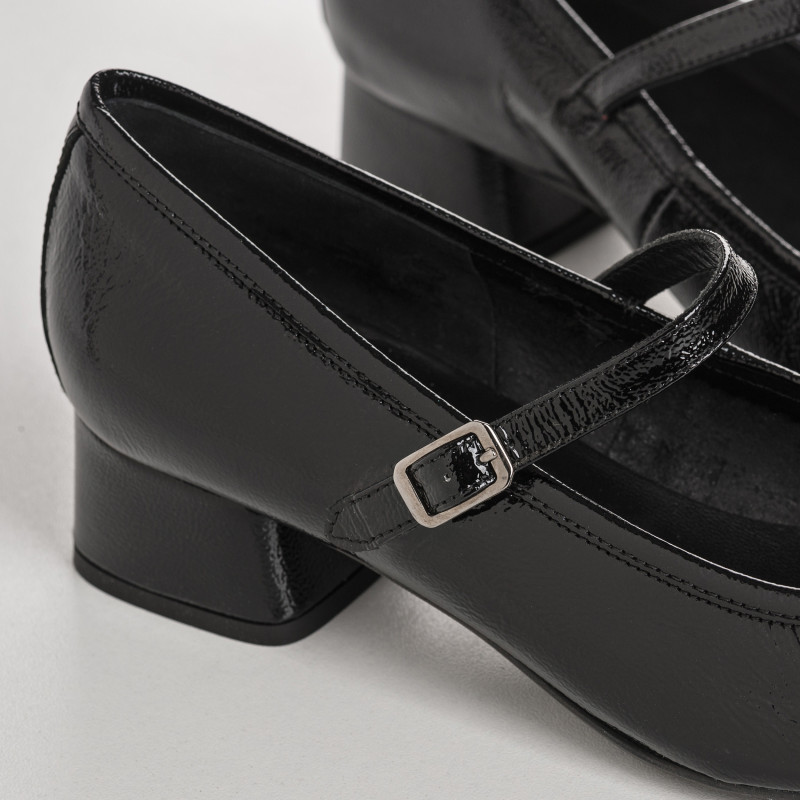 Mary Janes with mid-high heels varnished with golden or silver buckle