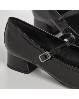 Mary Janes with mid-high heels varnished with golden or silver buckle
