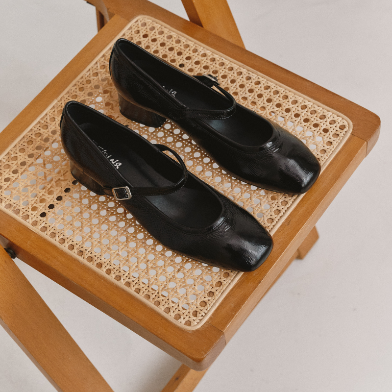 Mary Janes with mid-high heels varnished with golden or silver buckle