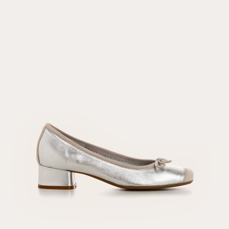 Kyriel metallized leather platinum heel balloons