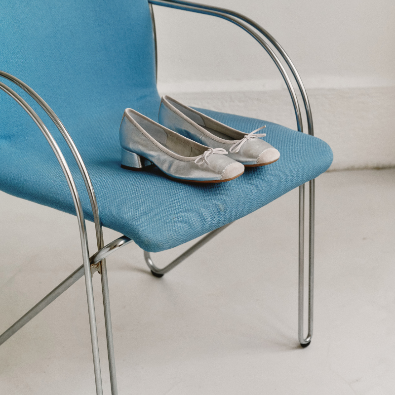 Kyriel metallized leather platinum heel balloons