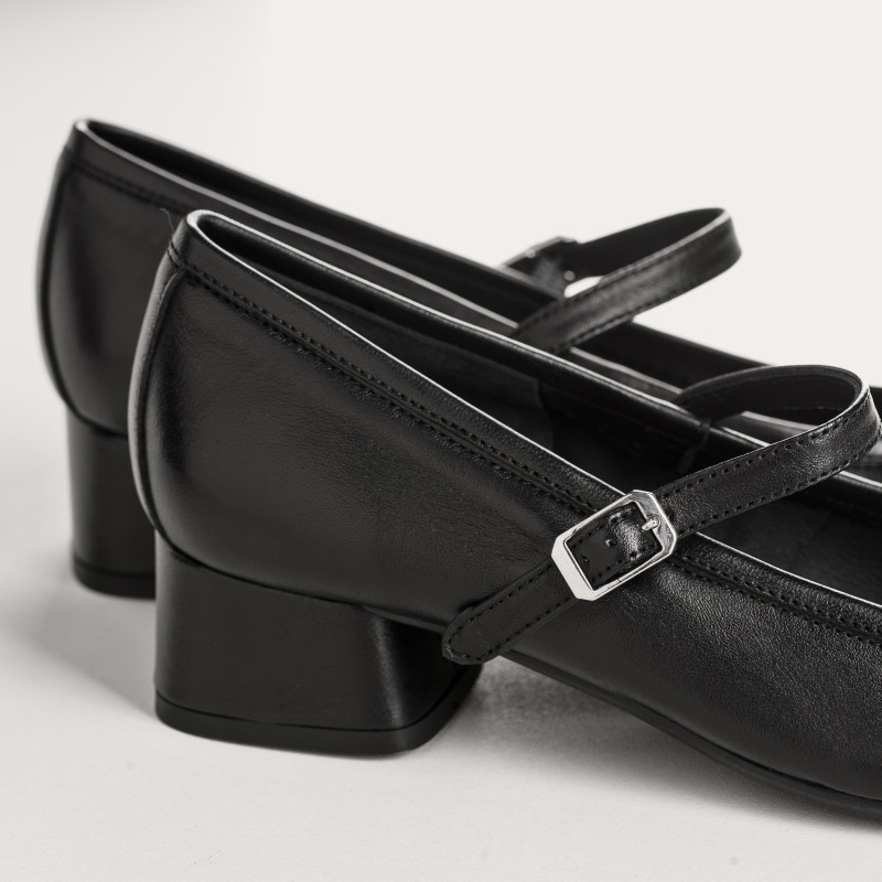 Smooth leather butler babies with golden buckle