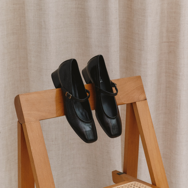 Smooth leather butler babies with golden buckle