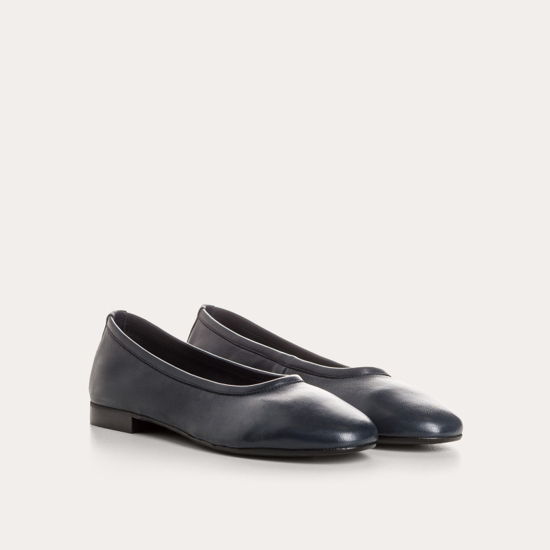 Clea round toe leather ballerinas and sleek design