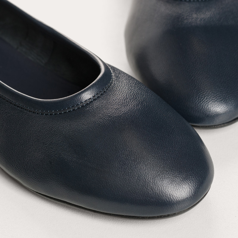 Clea round toe leather ballerinas and sleek design