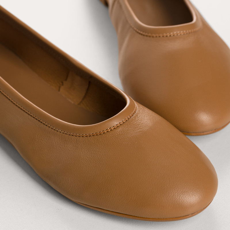 Clea round toe leather ballerinas and sleek design